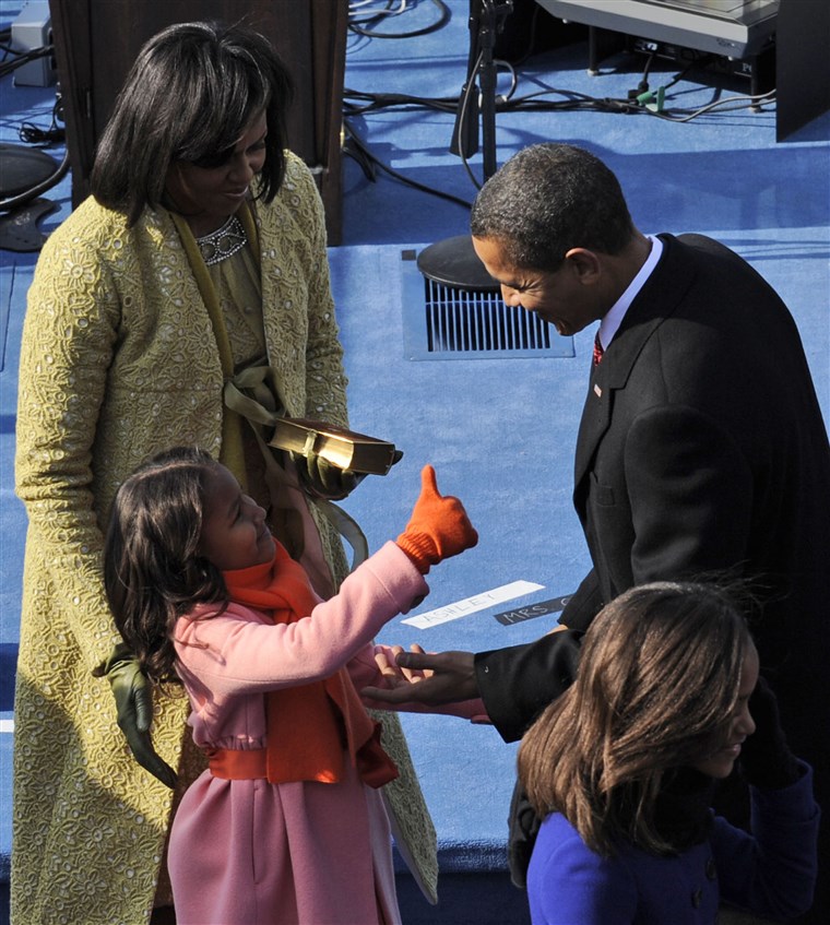 Slika of Sasha Obama giving her father, President Obama, a thumbs up after his 2009 inauguration speech.