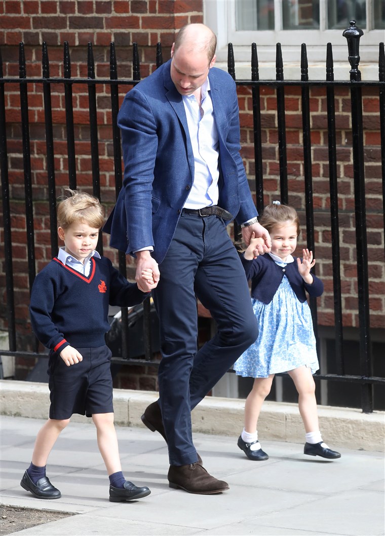 राजकुमार William takes Prince George and Princess Charlotte to visit their new brother, Prince Louis, at St Mary's Hospital on April 23, 2018, in London. 
