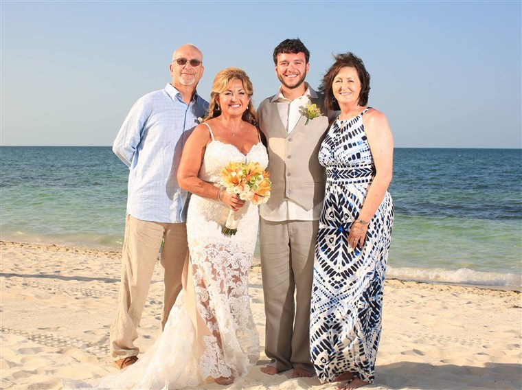 ג'יימס Melton and his wife, Janie, with Sonny and Heather Melton on their wedding day.