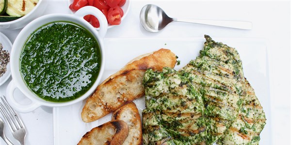 लहसुन और हर्ब Grilled Chicken Breasts with Chimichurri Sauce
