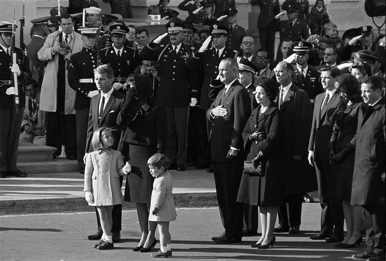जैकलिन Kennedy, her children Caroline and John Jr., and Attorney General Robert F. Kennedy arrive at the Capitol in Washington, Nov. 24, 1963. They rode from the White House in a procession carrying the slain president's body to the Capitol. Behind them are President Lyndon B. Johnson and his wife Lady Bird Johnson.