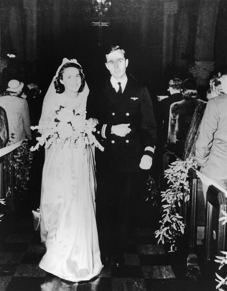 תמונה: Wedding of George and Barbara Bush