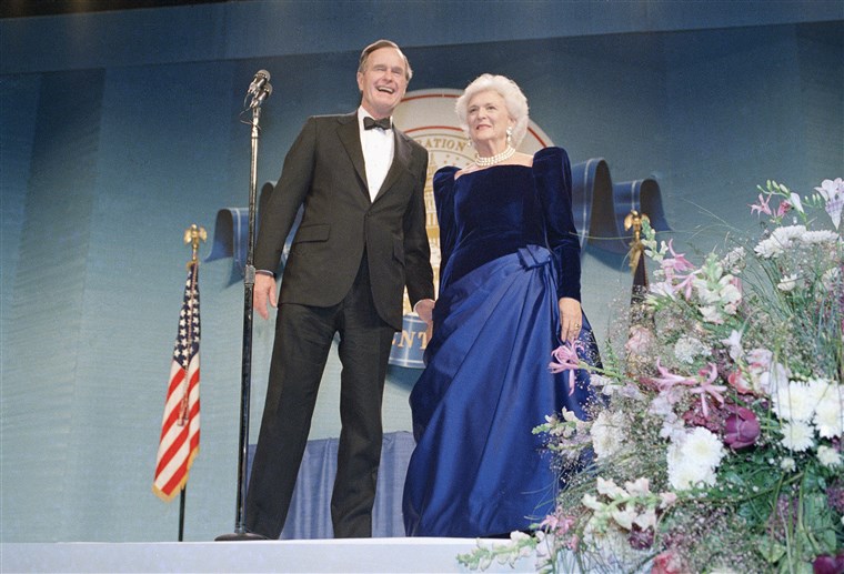 נשיא George H.W. Bush and Barbara Bush attend the inaugural ball.