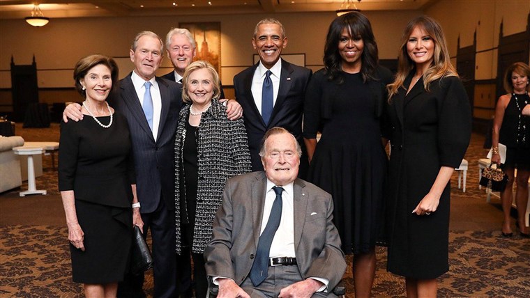 תמונה of former U.S. Presidents and first ladies posing with Melania Trump at Barbara Bush's funeral