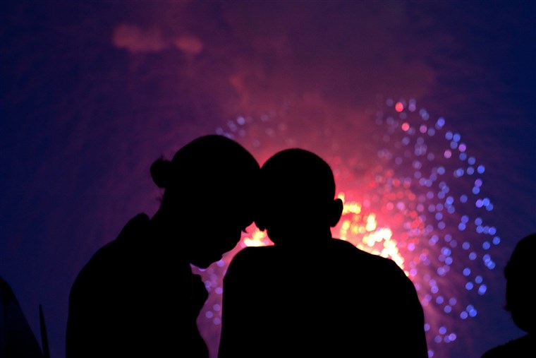 ברק Obama and Michelle Obama watch the fireworks over the National Mall from the roof of the White House, July 4, 2010.