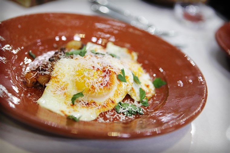 מטוגן eggs with hash brown potatoes, smoked paprika and Parmigiano Reggiano