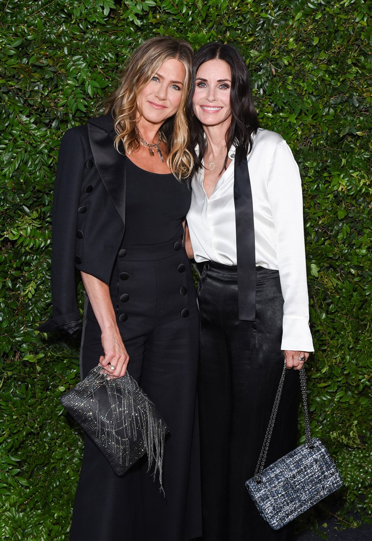 जेनिफर Aniston and Courtney Cox coordinate outfits