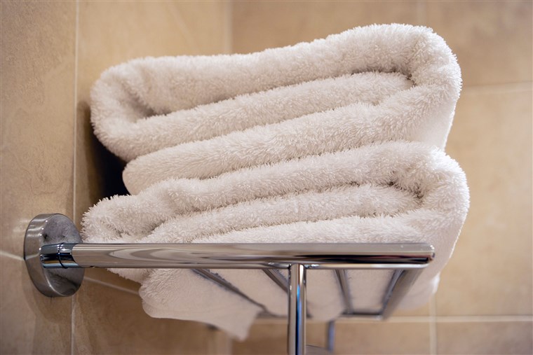 स्नान towels on rack
