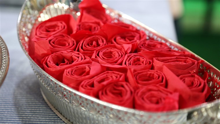 लाल rose napkin display