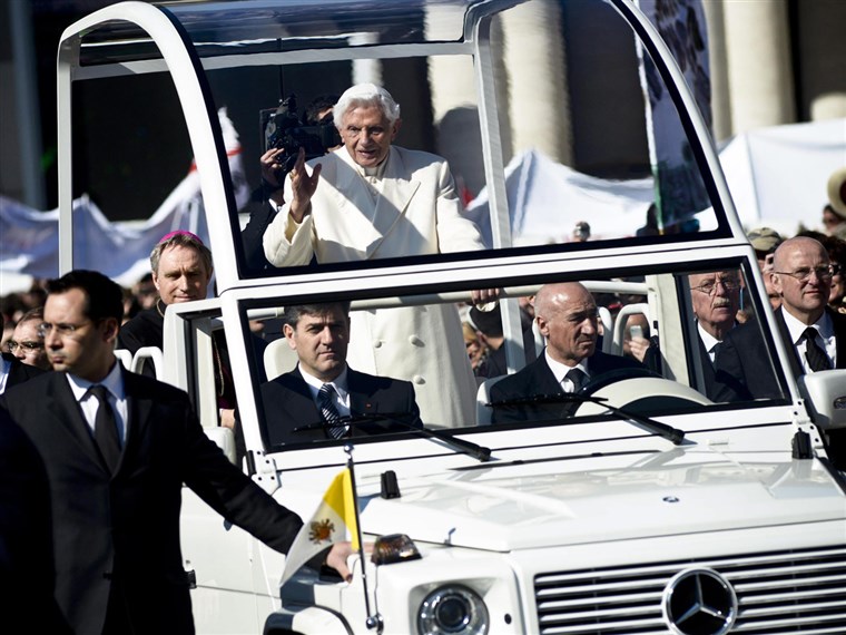Pápa Benedict XVI waves to the crowd from the specially modified Mercedes dubbed the 