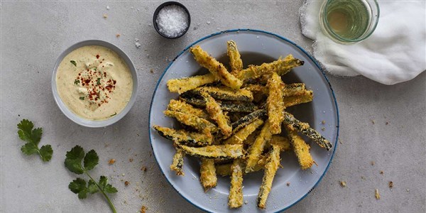 25 perces Baked Zucchini Chips with Garlicky Chermoula Dip
