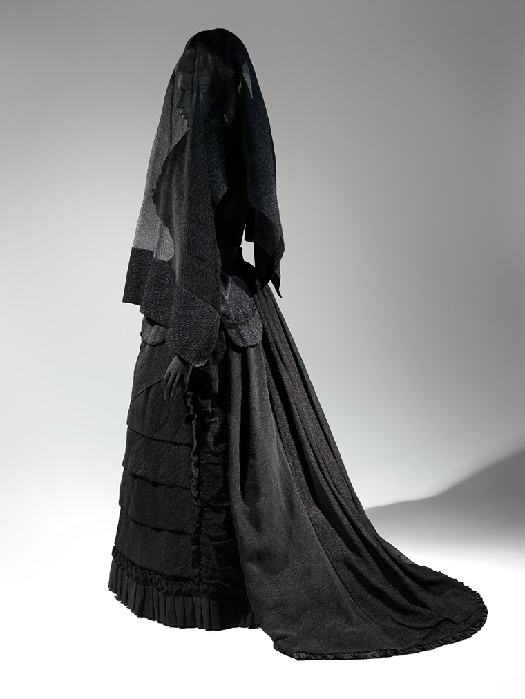 शोक Ensemble, 1870-1872 Black silk crape, black mousseline The Metropolitan Museum of Art, Brooklyn Museum Costume Collection at The Metropolitan...