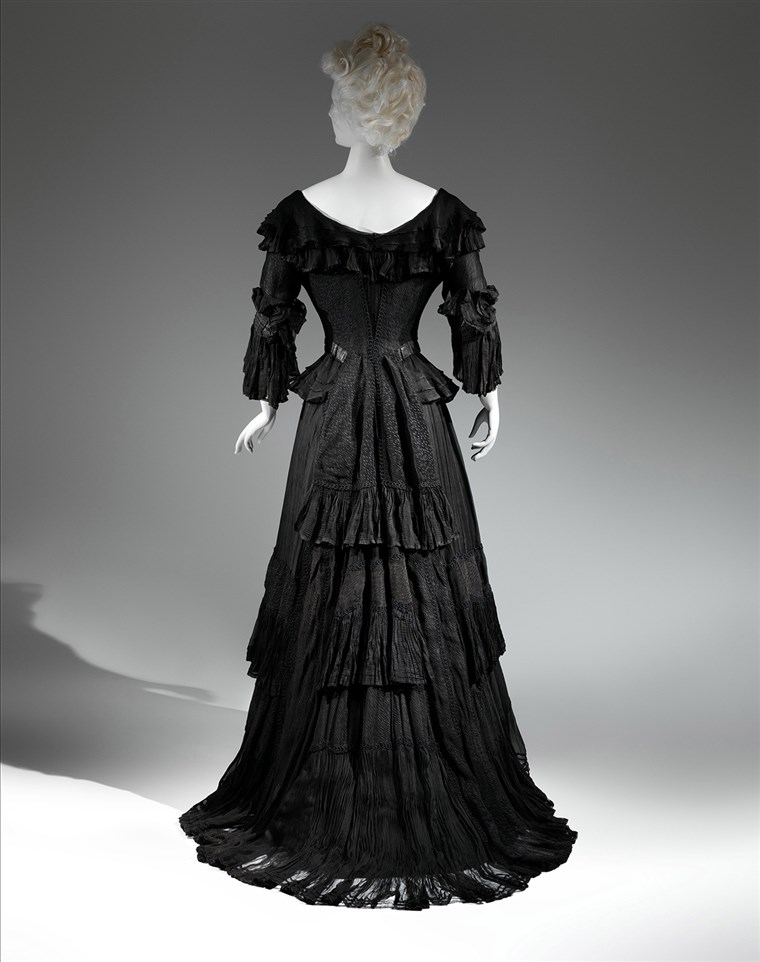 शोक Dress, 1902-1904 Black silk crape, black chiffon, black taffeta The Metropolitan Museum of Art, Gift of The New York Historical Society, 1979...