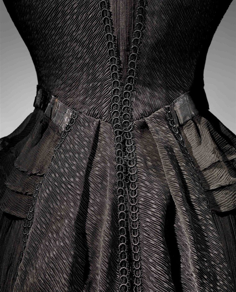 शोक Dress (Detail), 1902-1904 Black silk crape, black chiffon, black taffeta The Metropolitan Museum of Art, Gift of The New York Historical Soci...