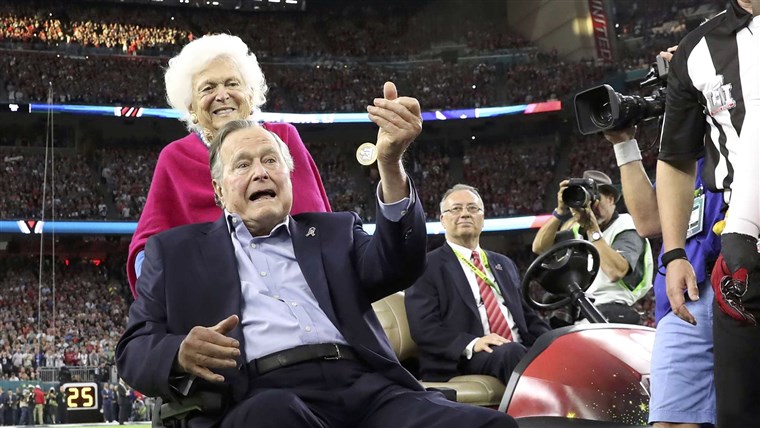 לשעבר U.S. President George H.W. Bush and former first lady Barbara Bush on the field ahead of the start of Super Bowl LI