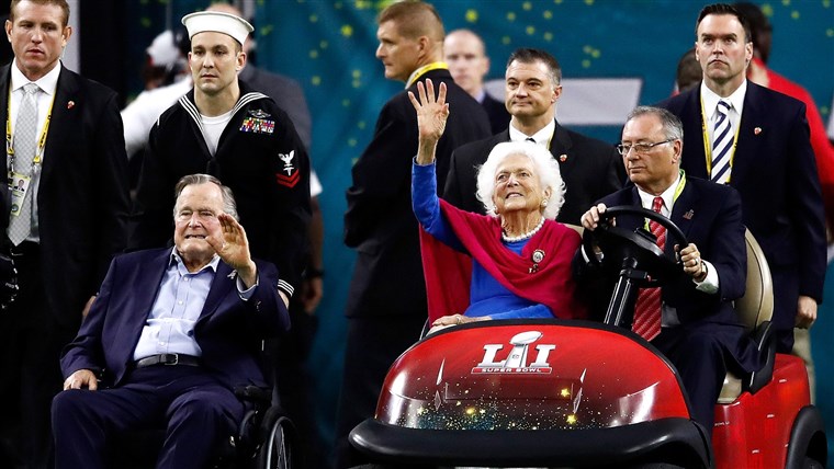 לשעבר US President George H. W. Bush and former First Lady Barbara Bush are introduced prior to Super Bowl 51