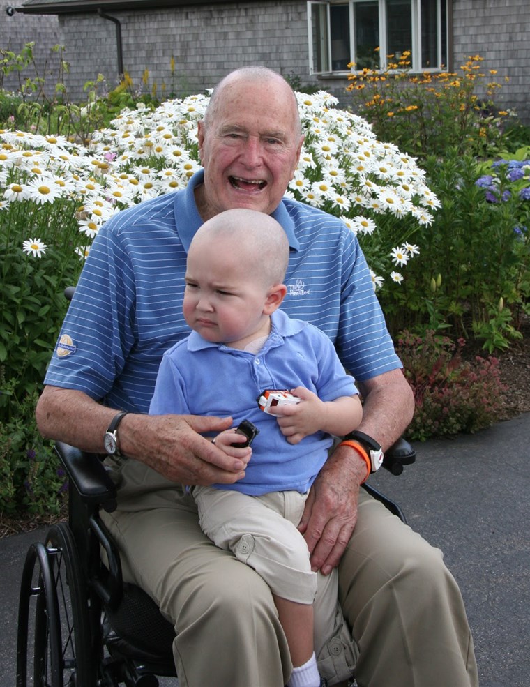 נשיא George H.W. Bush and Patrick on July 24, 2013 after the former president shaved his head.
