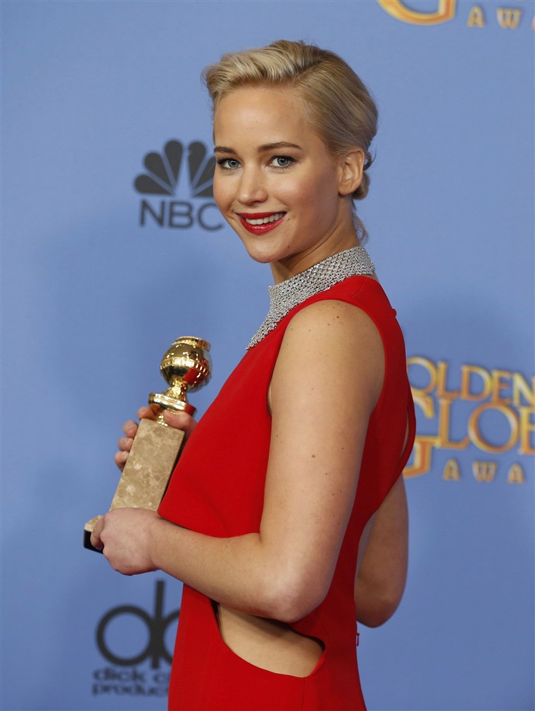 छवि: Jennifer Lawrence poses backstage with the award for Best Performance by an Actress in a Motion Picture - Musical or Comedy for her role in 