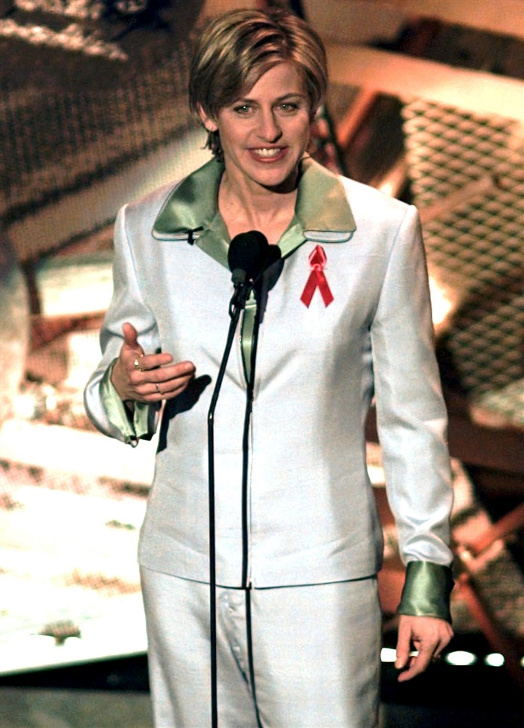 1996-Grammy-Ellen-hosting-danas-160209