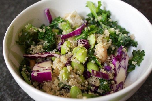 נסה this delicious quinoa dish for a meatless protein punch.