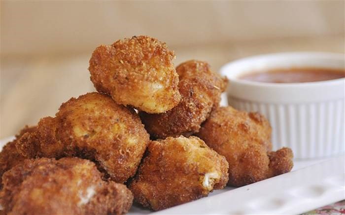 तला हुआ mac and cheese bites from I Heart Naptime