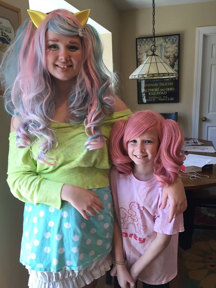 אליס, 14, and Daisy, 10, dressed up for Halloween last year. Alice hasn't stopped going out for the holiday even though she's a teen.