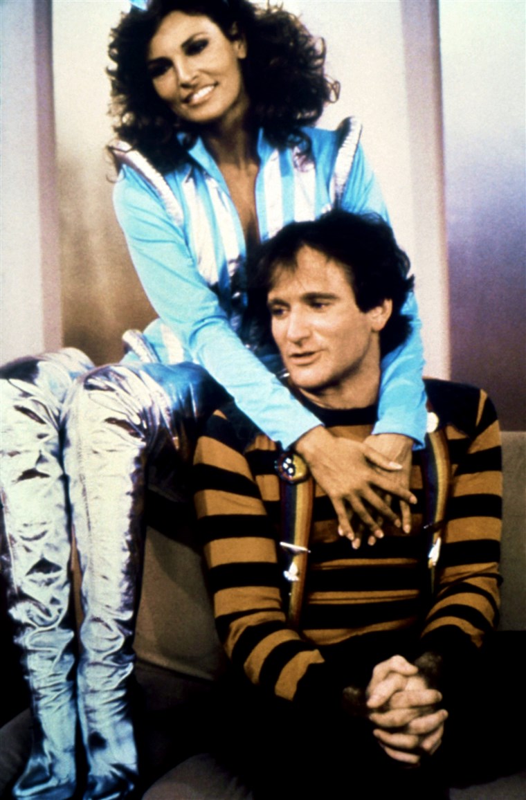 Mørk & MINDY, from left: Raquel Welch, Robin Williams in 'Mork vs. the Necrotons: Parts 1 and 2' (Se