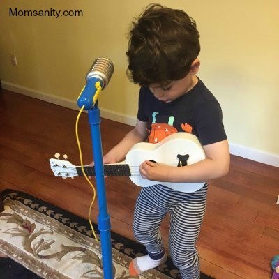 थोड़ा boy playing guitar