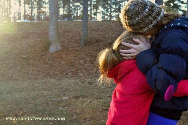 माँ hugging child before school