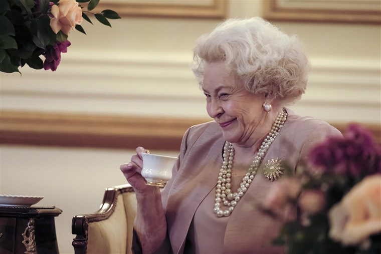 מגי Sullivun portrays Queen Elizabeth II in Harry & Meghan: A Royal Romance, premiering on Lifetime.