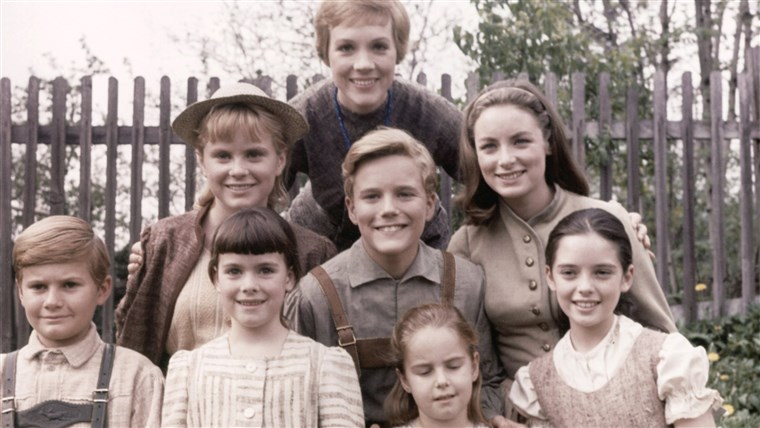 A SOUND OF MUSIC, from left, Duane Chase, Heather Menzies, Debbie Turner, Julie Andrews, Nicholas