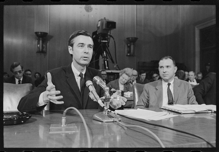 फ्रेड Rogers testifying before the United States Senate