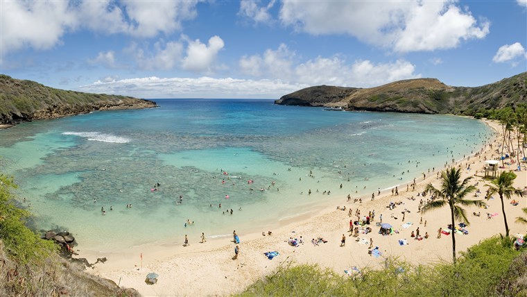 श्रेष्ठ US beaches: Hanauma Bay, Hawaii, with beach goers