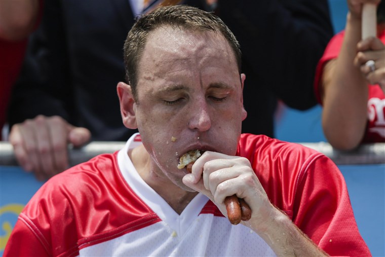 प्रतियोगी Eaters Gorge At Annual Nathan's Hot Dog Eating Contest