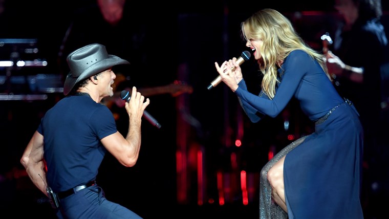 टिम McGraw And Faith Hill Perform At Staples Center