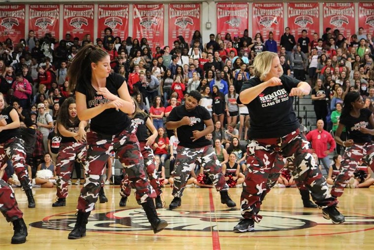 Fő Dr. Mickey Reynolds wowed the students of Lake Mary High School when she dropped in on the step team's routine. 