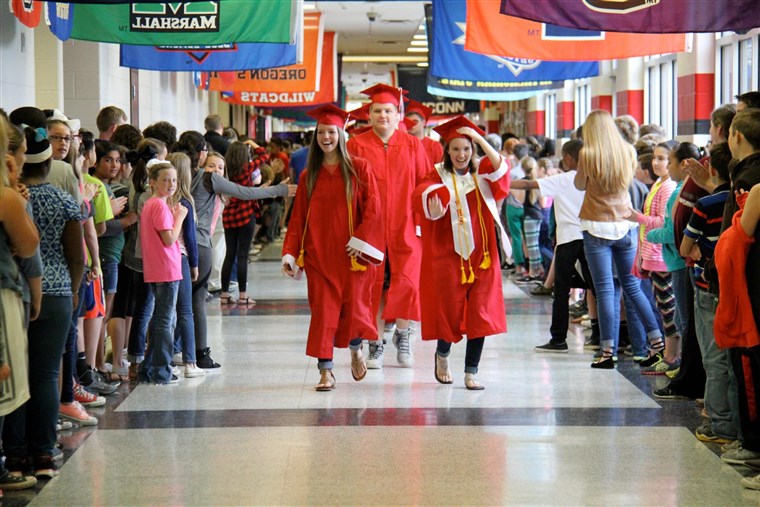 Teksas senior walk inspires younger students to aim for college