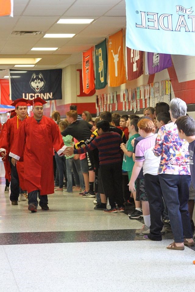 Teksas senior walk encourages younger students to aim for college