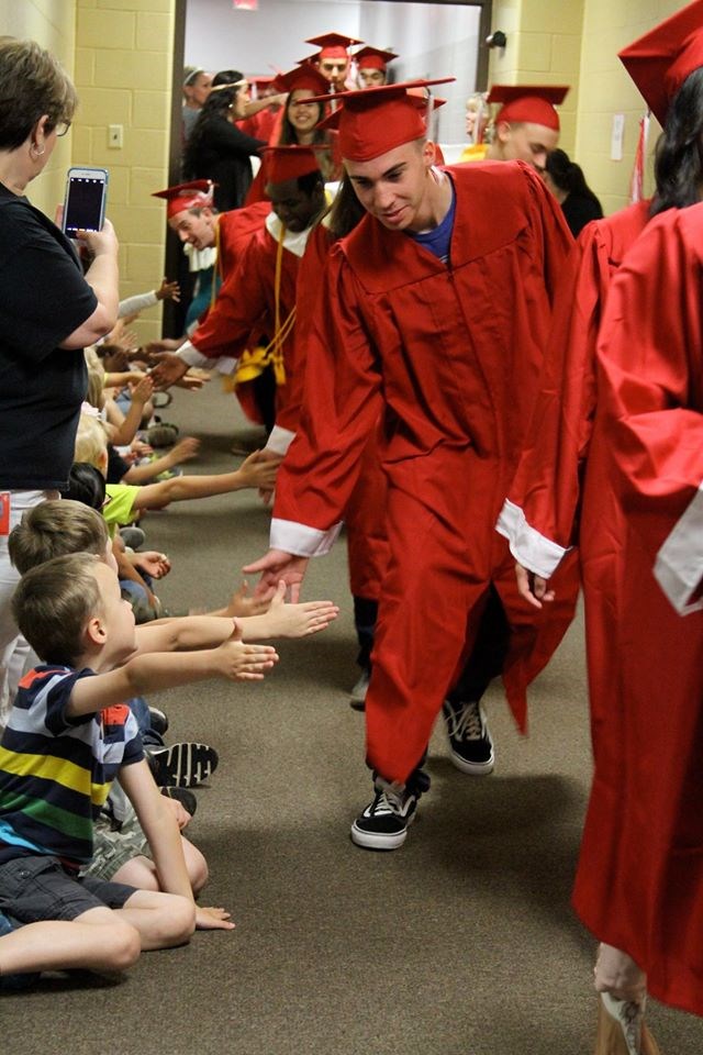 Teksas senior walk inspires younger kids to think about college