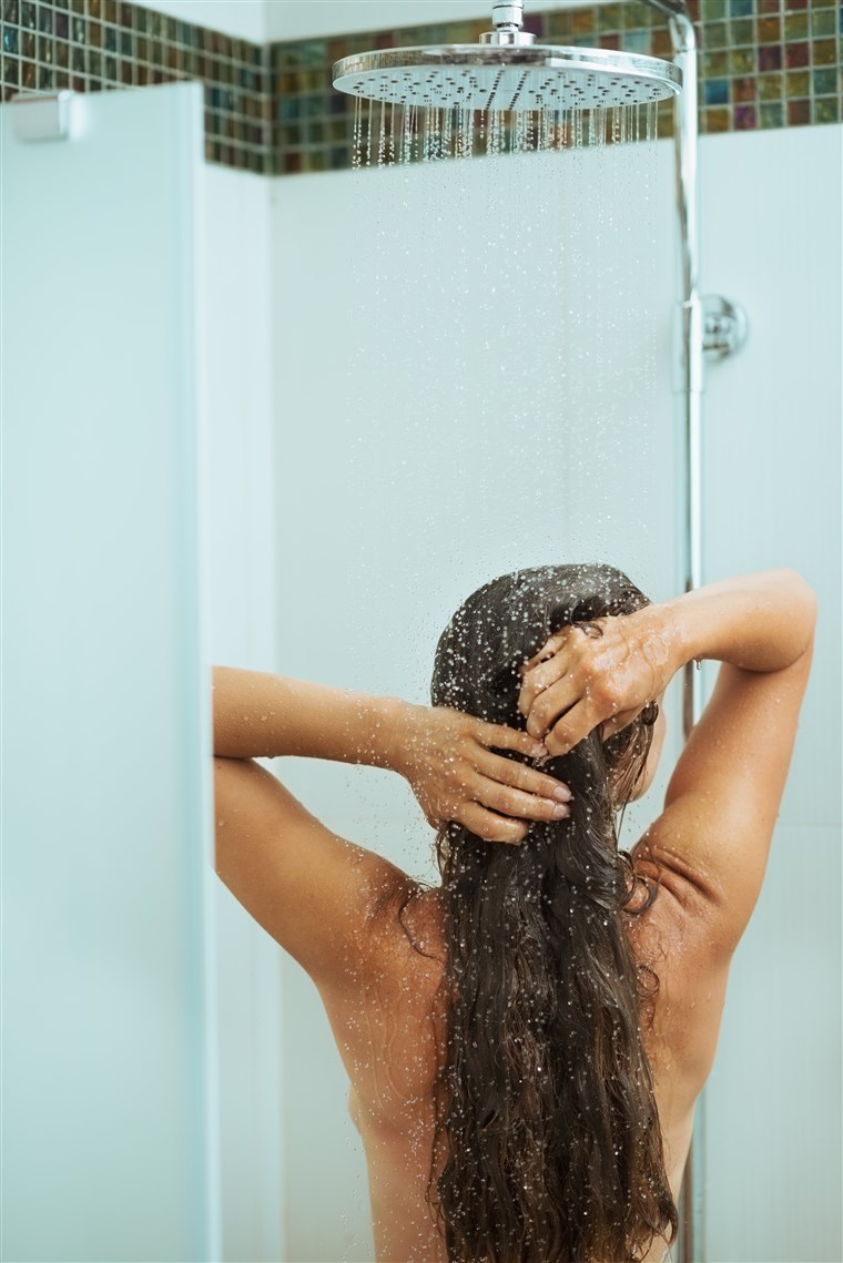 אישה washing her hair.