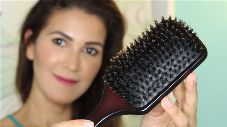 सूअर bristle paddle brushes redistribute the scalp's natural oil throughout your strands.