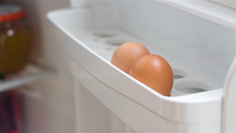 Hol to store eggs in the fridge
