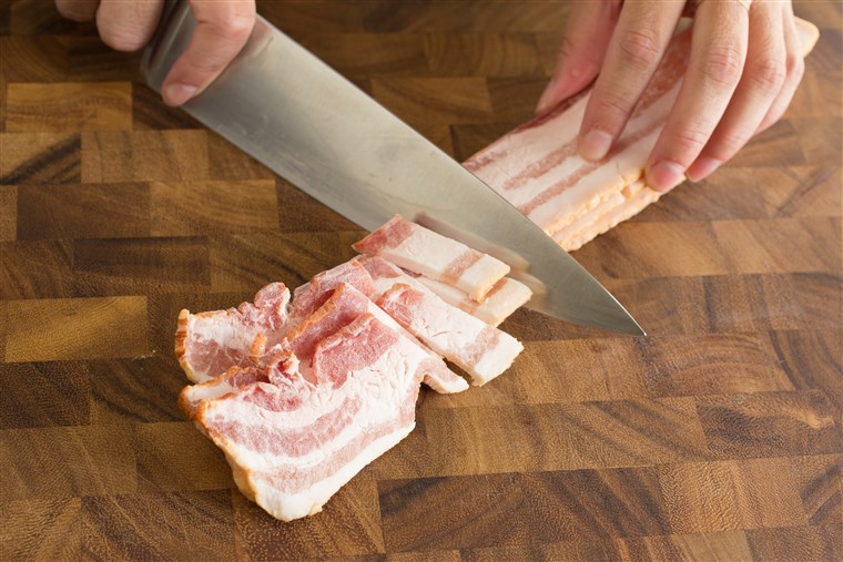 Zamrznuti bacon for easier slicing