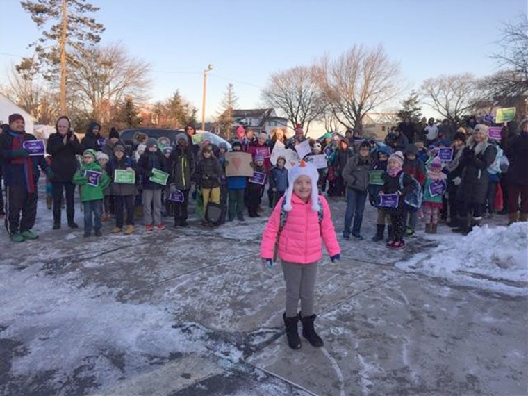 diákok and parents line up to welcome girl back to school after cancer battle.