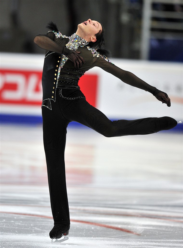 बांध performs on November 9, 2012 during the men's short program of the Russia's Cup at the Megasport arena in Moscow.
