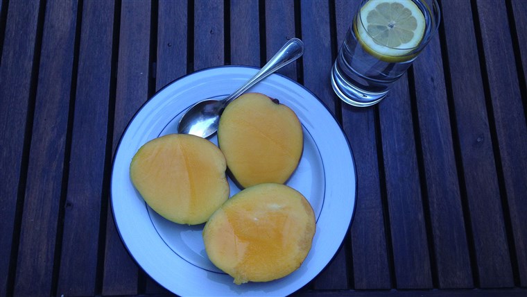 क्षारीय diet foods: mango and water with lemon