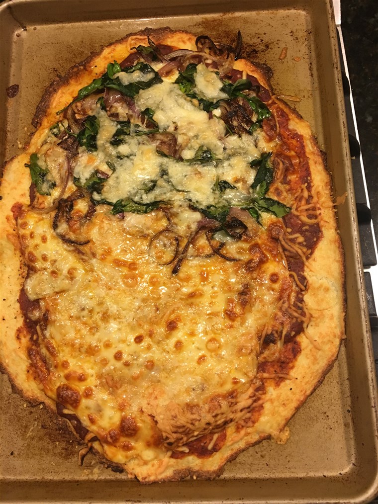 Karfiol pizza with cheese and veggies
