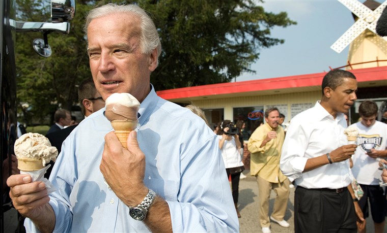 MINKET vice presidential nominee Senator Joe Biden (L) and Democratic presidential nominee Senator Barack Obama (R) enjoy ice cream cones as they speak wi...