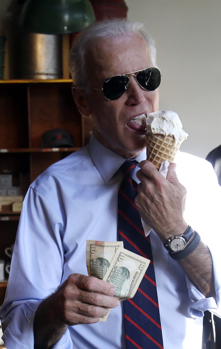 Helyettes President Joe Biden, right, gets ready to pay for an ice cream cone after a campaign rally for U.S. Sen. Jeff Merkley in Portland, Ore., Wednesd...