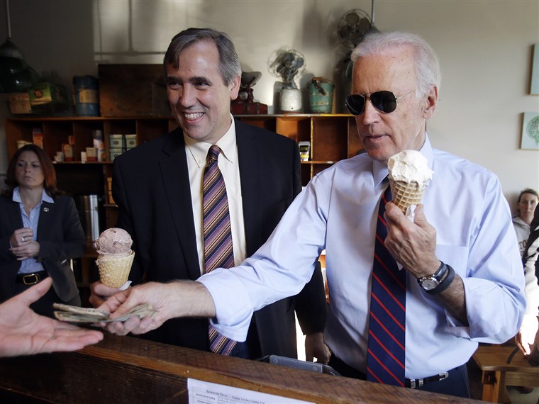 Helyettes President Joe Biden, right, pays for ice cream cones for himself and U.S. Sen. Jeff Merkley after a campaign rally in Portland, Ore., Wednesday, ...